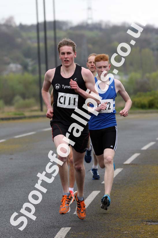Senior mens relay, Elswick Good Friday Road Races. Photo: David T. Hewitson/Sports for All Pics